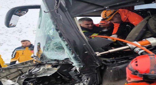  Erzincan’da yolcu otobüsü tıra çarptı: 3 yaralı